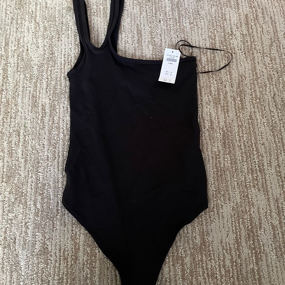 A&F Seamless Fabric Asymmetrical Bodysuit - Picture 2 of 3